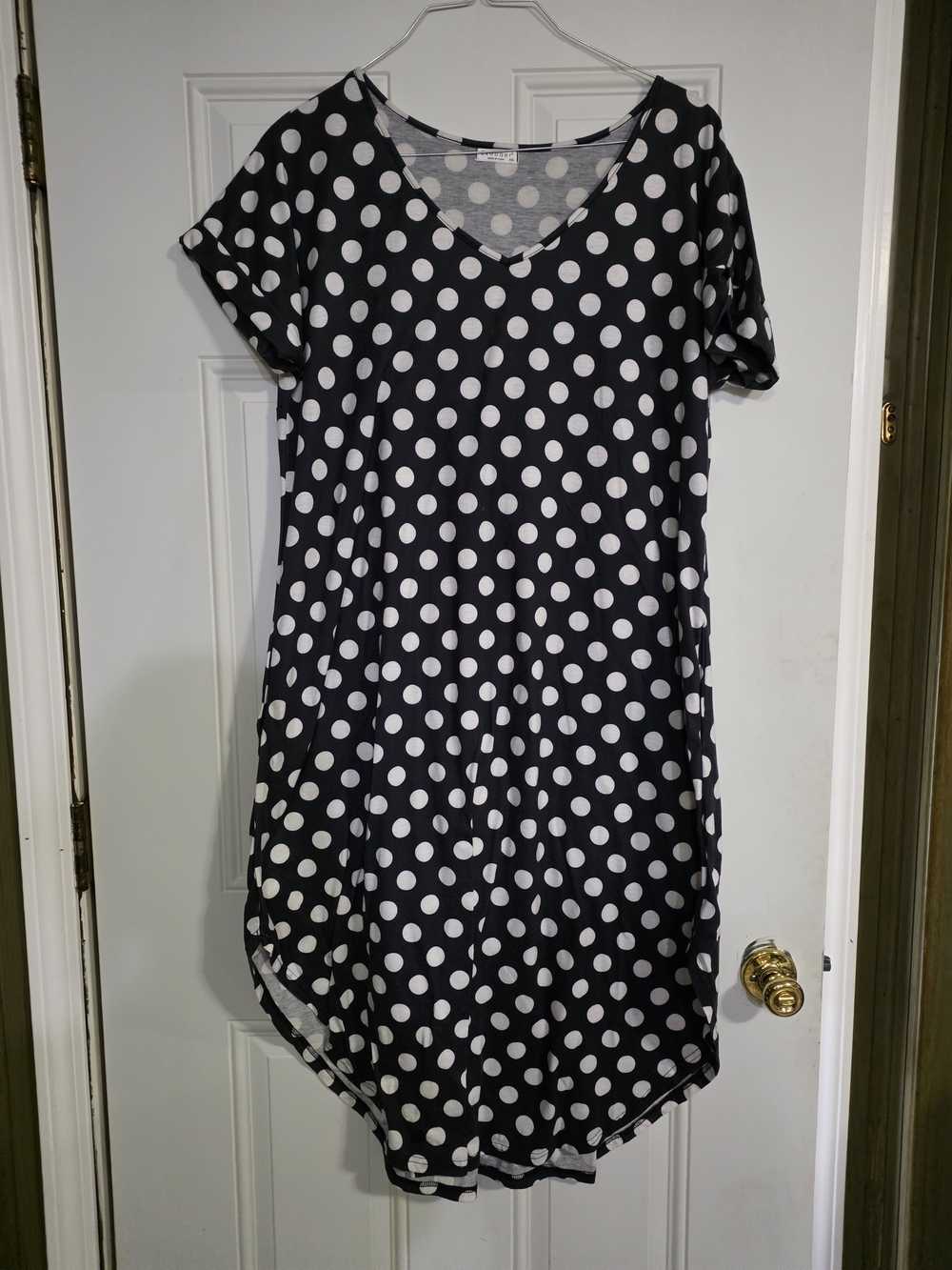 Black and White Polka Dot V-Neck Nightdress - Casual Sleep Tee With Pockets